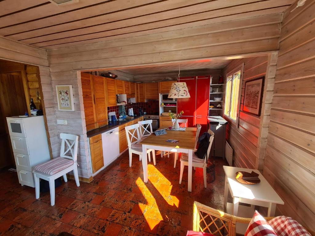een keuken met een tafel en stoelen in een huisje bij Porkka COSY & QUIET chalet 8 pers in Vex