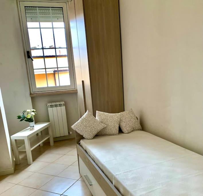 Cette petite chambre comprend un lit et une fenêtre. dans l'établissement G & G Appartamento nuovo, moderno e grazioso., à San Nicandro Garganico