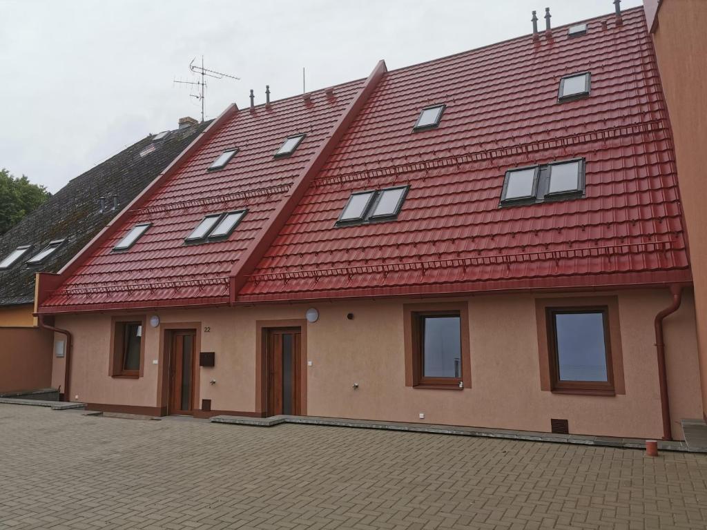 budynek z czerwonym dachem w obiekcie Apartmány Žireč w mieście Dvůr Králové nad Labem