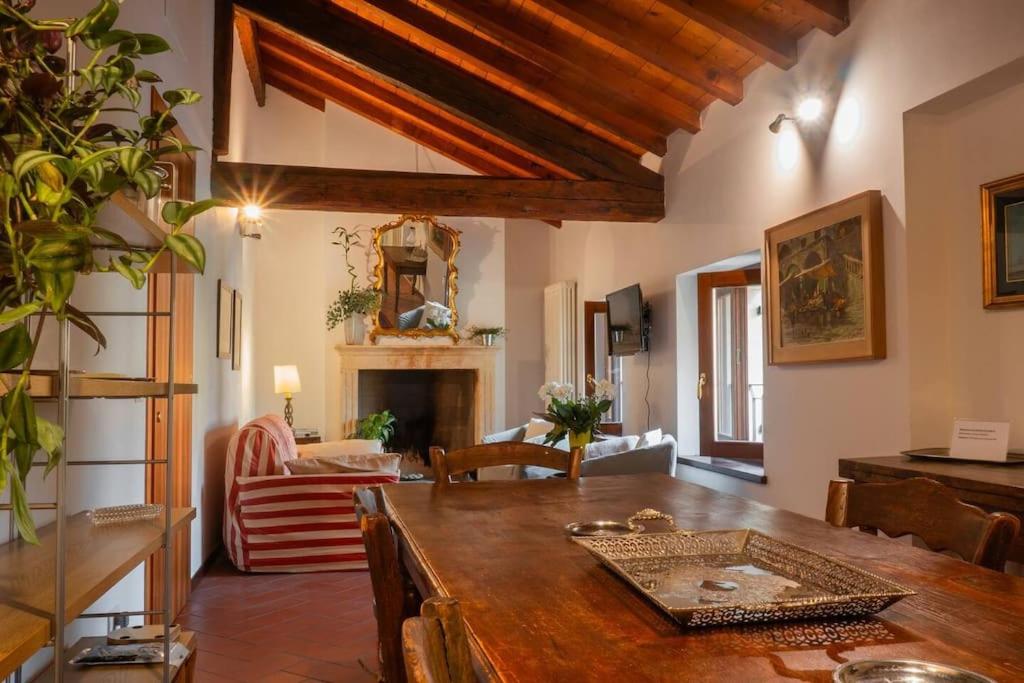 ein Wohnzimmer mit einem Holztisch und einem Kamin in der Unterkunft La Finestra Sul Civico Cinque in Verona
