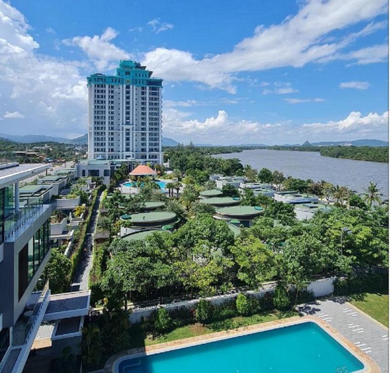 vista su un resort con piscina e un edificio di Castle Bayview Resort & Spa a Kampot