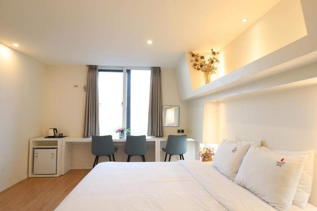 BON Hotel BUSINESS - Deluxe Double Or Twin Room With River View