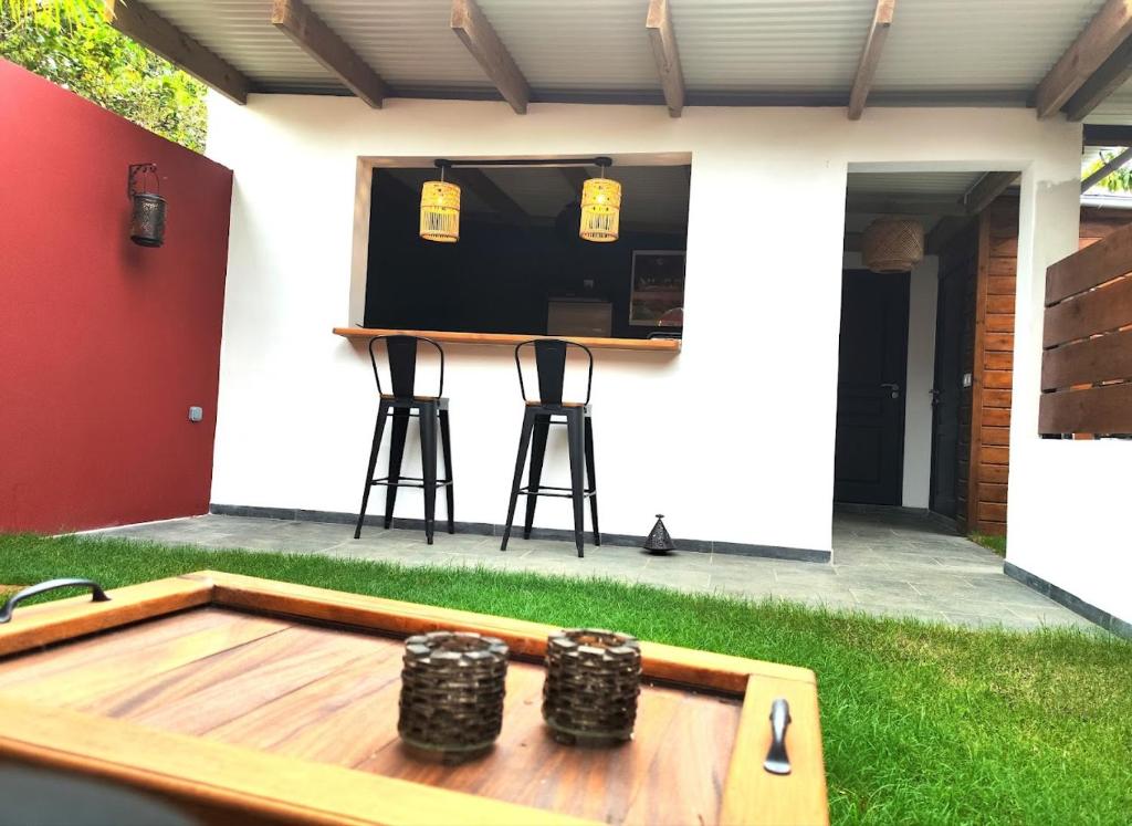 un tavolo da ping pong nel cortile di una casa di Tiny house Les Cactus - Bungalow St Gilles les hauts a Saint-Paul