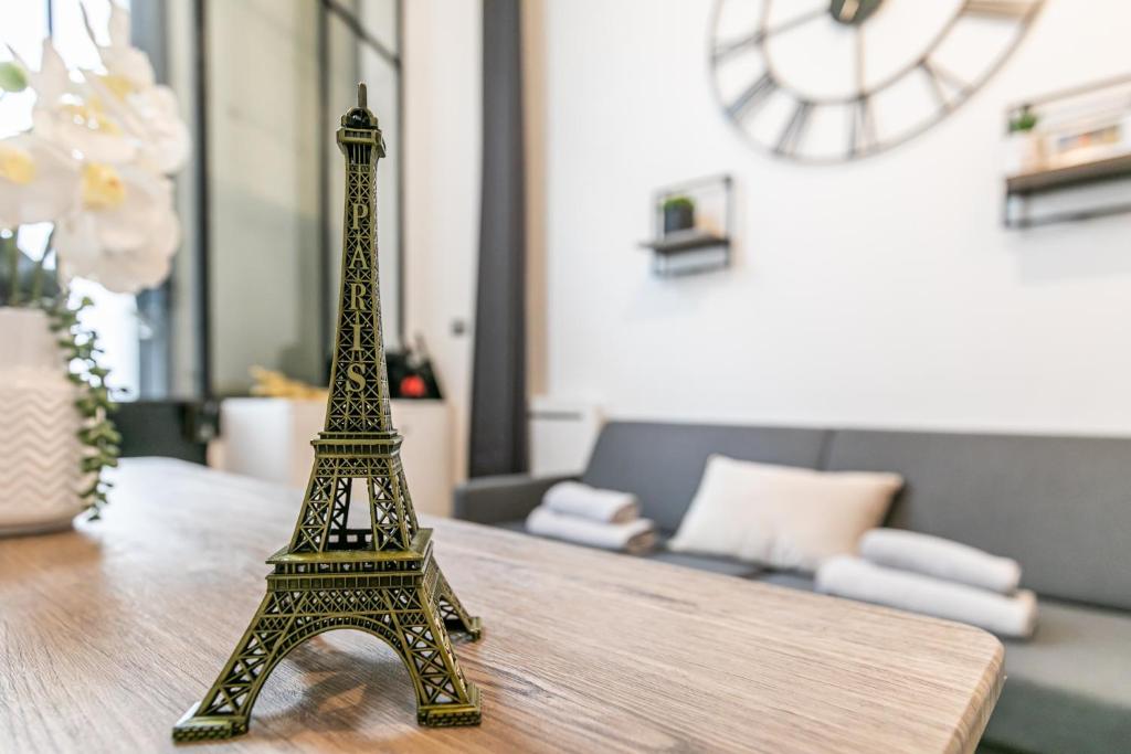 une réplique miniature de la tour eiffel sur une table dans l'établissement MBA - Splendide Appart - Patay 1 - Proche Bercy, à Paris