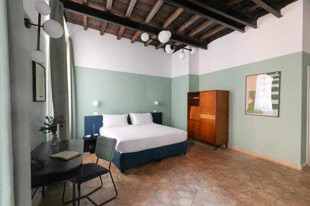 ein Schlafzimmer mit einem Bett und einem Schreibtisch. in der Unterkunft Passepartout in Rom