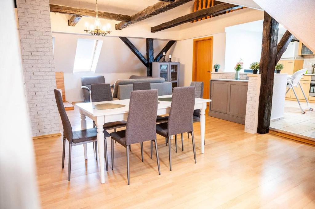 a kitchen and dining room with a table and chairs at Ferienwohnung in Bietikow 