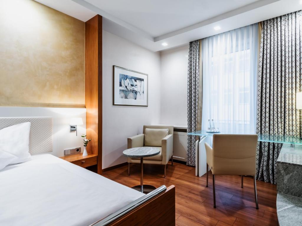 Postel nebo postele na pokoji v ubytování Hotel Royal