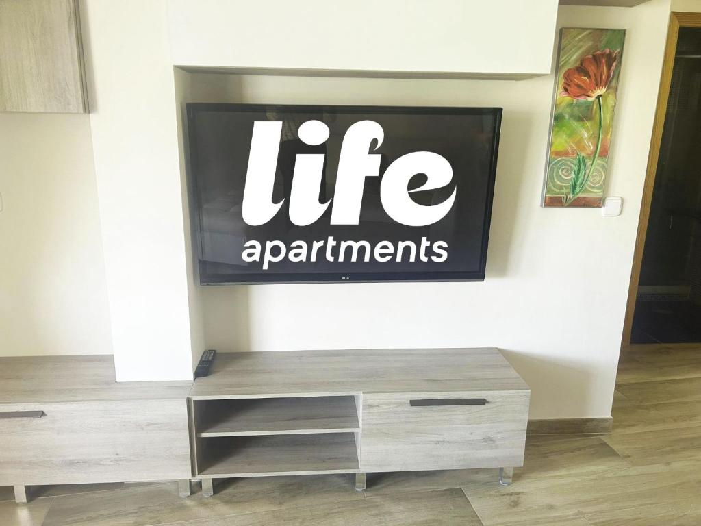 Telewizja i/lub zestaw kina domowego w obiekcie LIFE APARTMENTS EL PORTIL