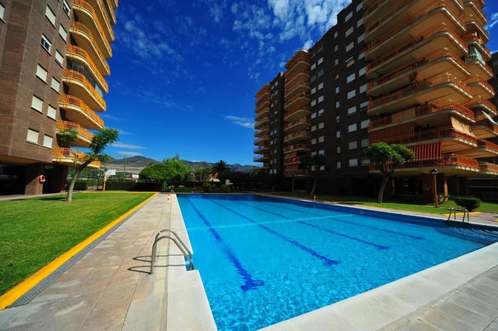 una piscina junto a algunos edificios altos en Benipal Orangecosta, en Benicàssim