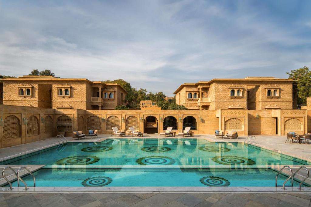 una piscina nel cortile di un edificio di Gorbandh Palace Jaisalmer-IHCL SeleQtions a Jaisalmer