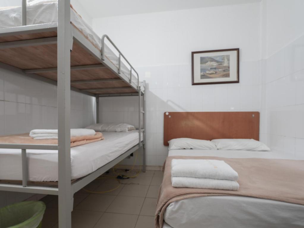 מיטה או מיטות קומותיים בחדר ב-Amrise Hotel 12