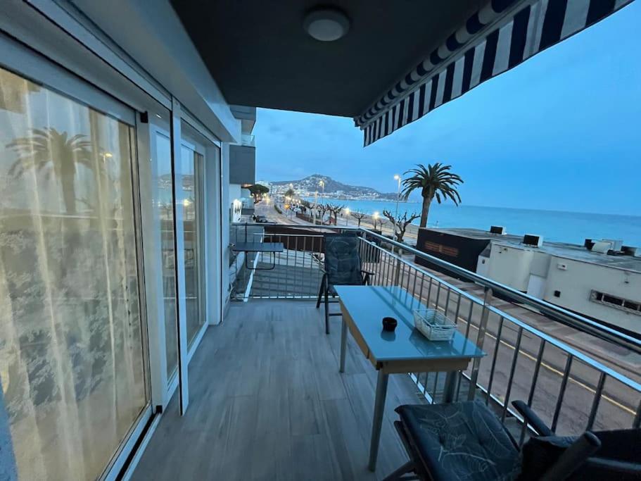 a balcony with a table and a view of the beach at Estudio con Impresionantes Vistas al Mar in Blanes