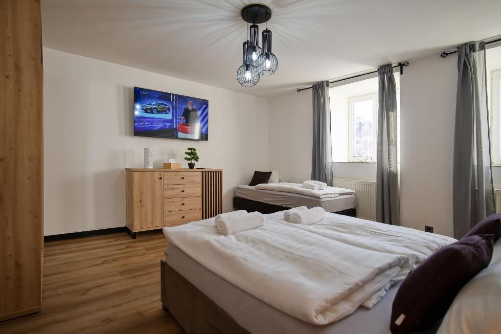 Llit o llits en una habitació de Apartmenty u Šípků OSTRAVA