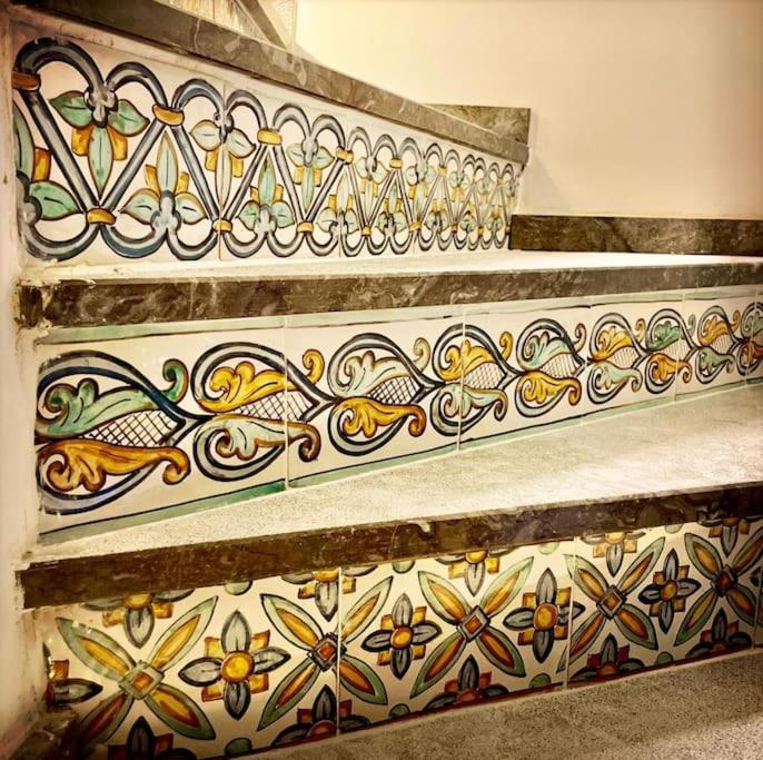 un conjunto de escaleras con diseños coloridos en ellas en Casa Verderame, en Palermo