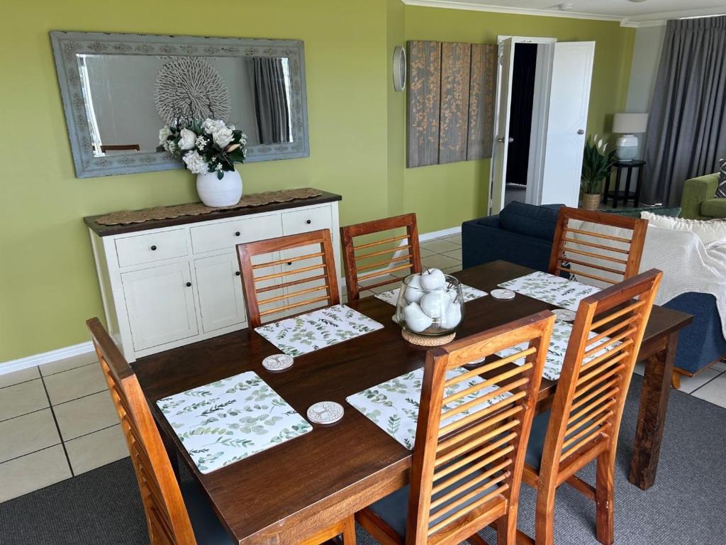 Posezení v ubytování Luxury Ocean Front Apartment at the Bargara Blue Resort