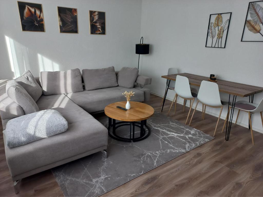 sala de estar con sofá y mesa en Ferienwohnung OLA, en Homburg