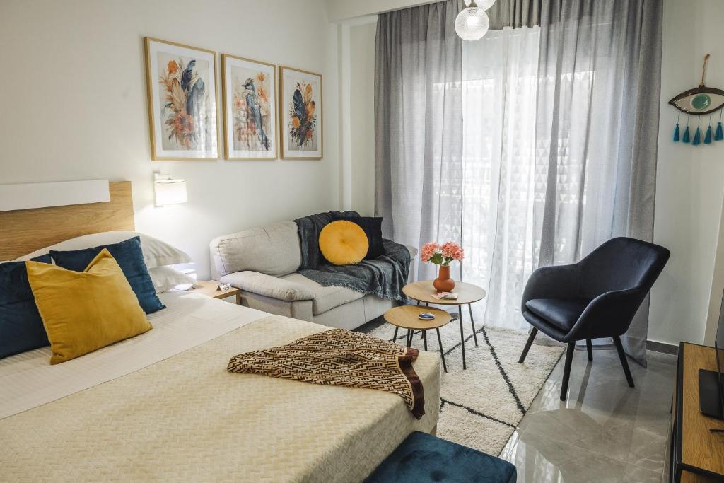 um quarto com uma cama, um sofá e uma cadeira em Alfa- Central Luxury Condo em Kateríni
