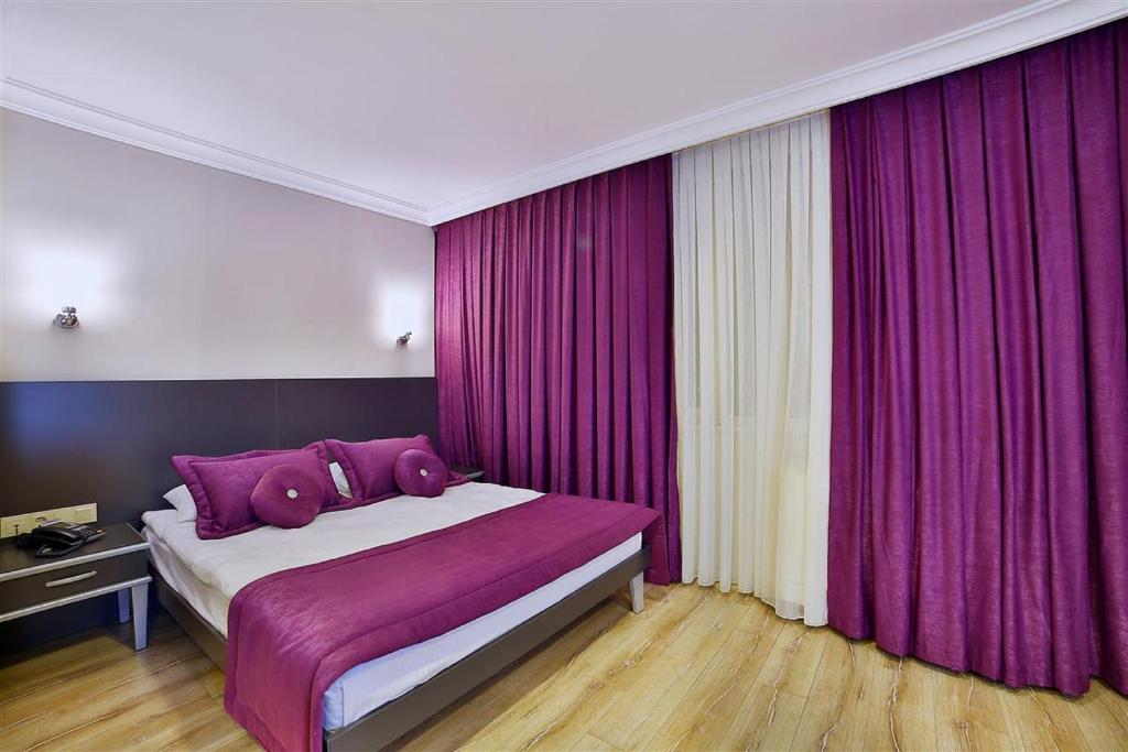 The Hera Premium Hotels - Deluxe Triple Room
