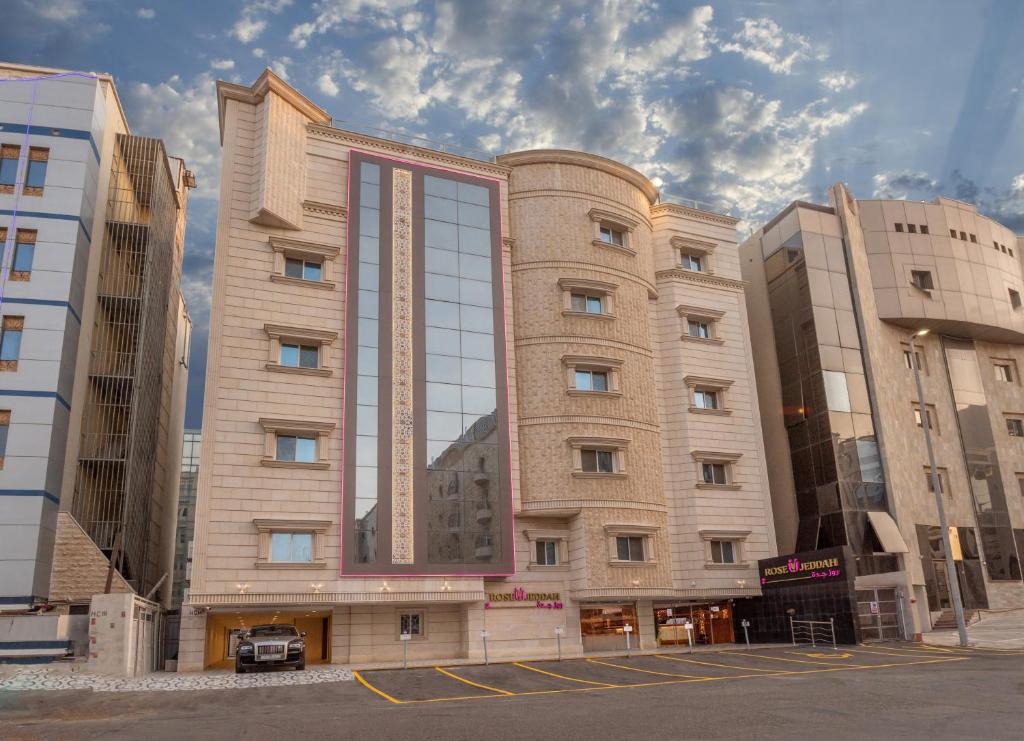 ジッダにあるفندق روز جدة 2の大きな窓のある大きな建物