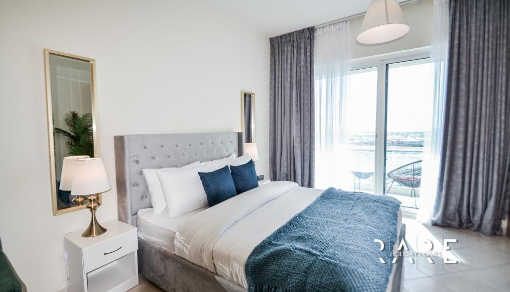 Un pat sau paturi într-o cameră la RARE Holiday Homes welcomes you in a studio apartment - lake view - Near mall - RCTA 910
