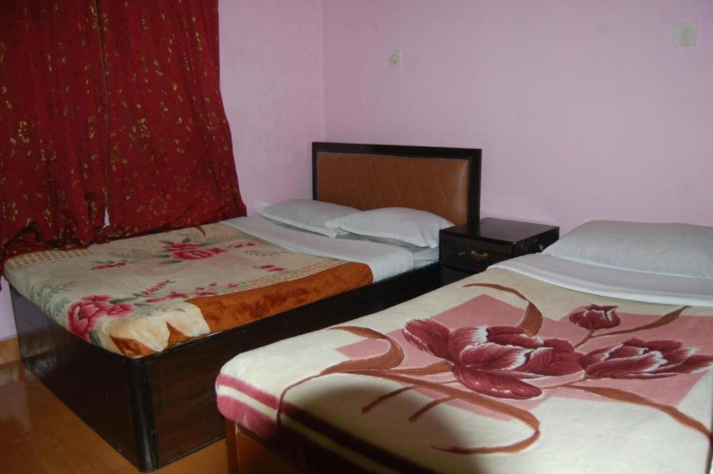 Postel nebo postele na pokoji v ubytování Siddhartha Guest House