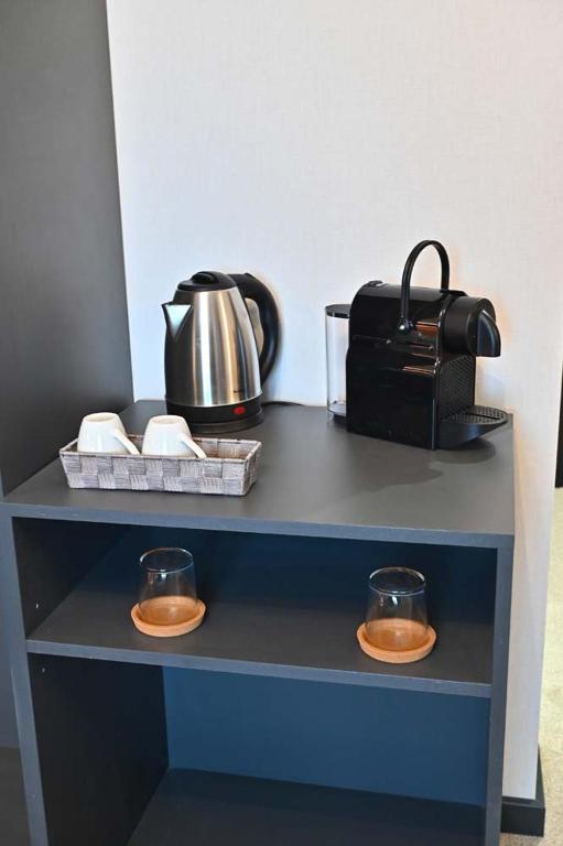 Příslušenství pro přípravu čaje a kávy v ubytování Tvrdjava Rooms - Novi Sad