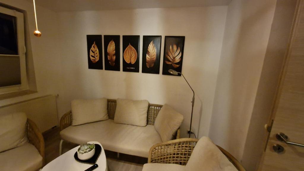 a living room with a chair and a table at Ferienwohnung Rössewiese in Schleusingen