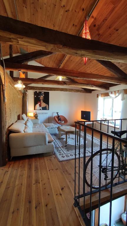 Antimio de Arriba的住宿－CASA ZORITAS，客厅配有白色的沙发和桌子