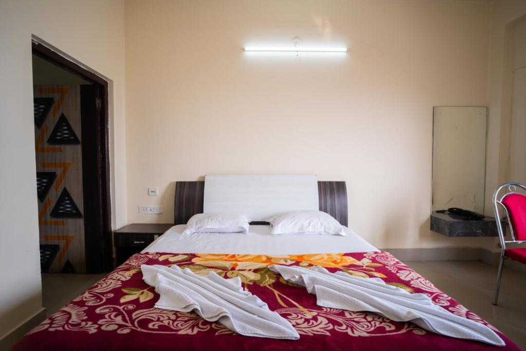 Postel nebo postele na pokoji v ubytování Hotel Nilkantha
