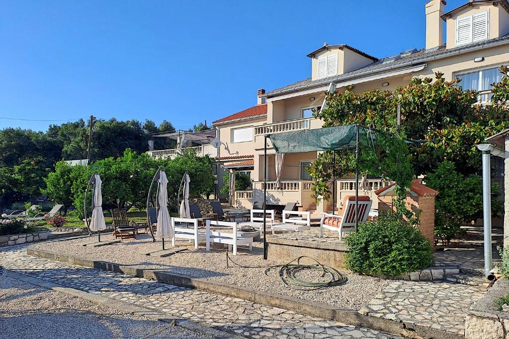 ラブにあるApartments Frankićの建物前の椅子・傘