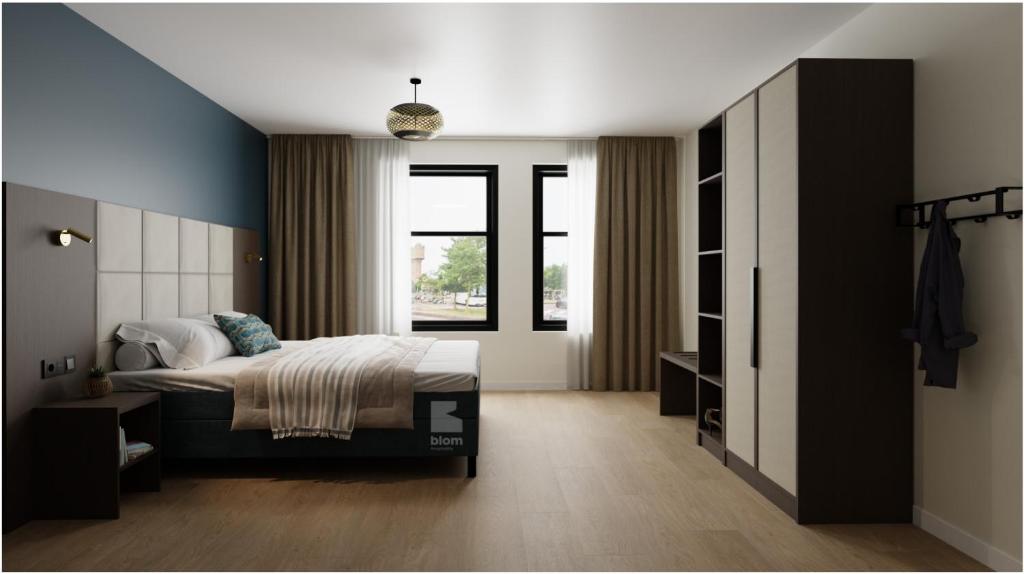 Un dormitorio con una cama grande y una ventana en Long Stay Den Helder, en Den Helder
