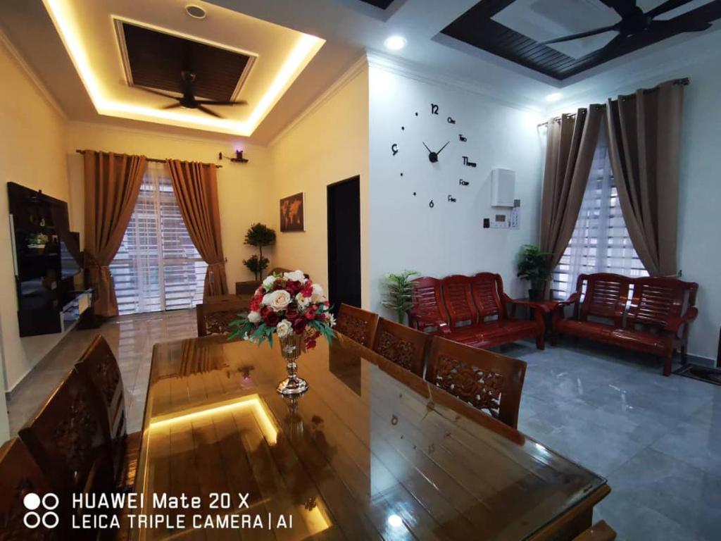 Χώρος καθιστικού στο Double A Homestay TokJembal gong badak