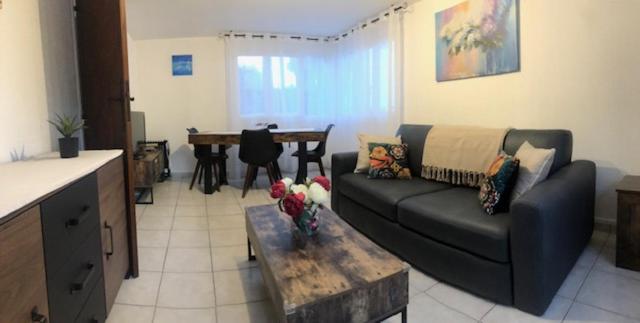 Część wypoczynkowa w obiekcie Votre séjour à Sanary dans bas de villa avec terrasse végétalisée et abritée exposition Est Sud Ouest à 400m du Centre ville en zone piétonne où tout peut se faire à pied