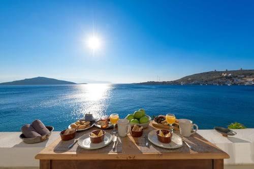 stół z jedzeniem i widokiem na ocean w obiekcie Salt life Port Blair w mieście Port Blair