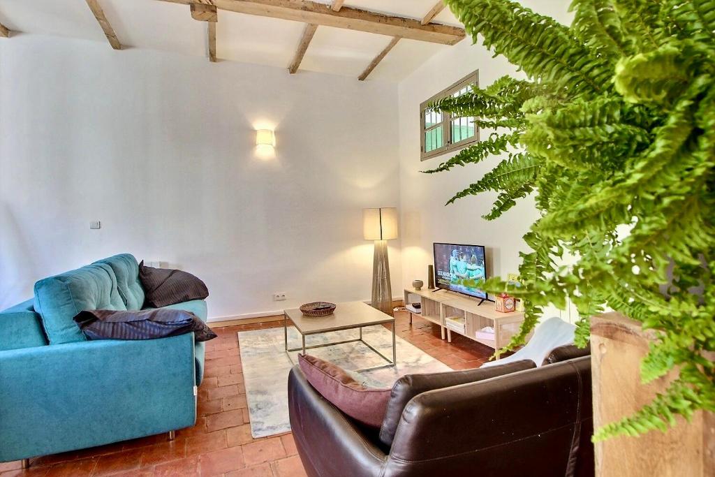 un salon avec un canapé bleu et une table dans l'établissement SC Collection-Spacieux & Atypique au Panier, à Marseille