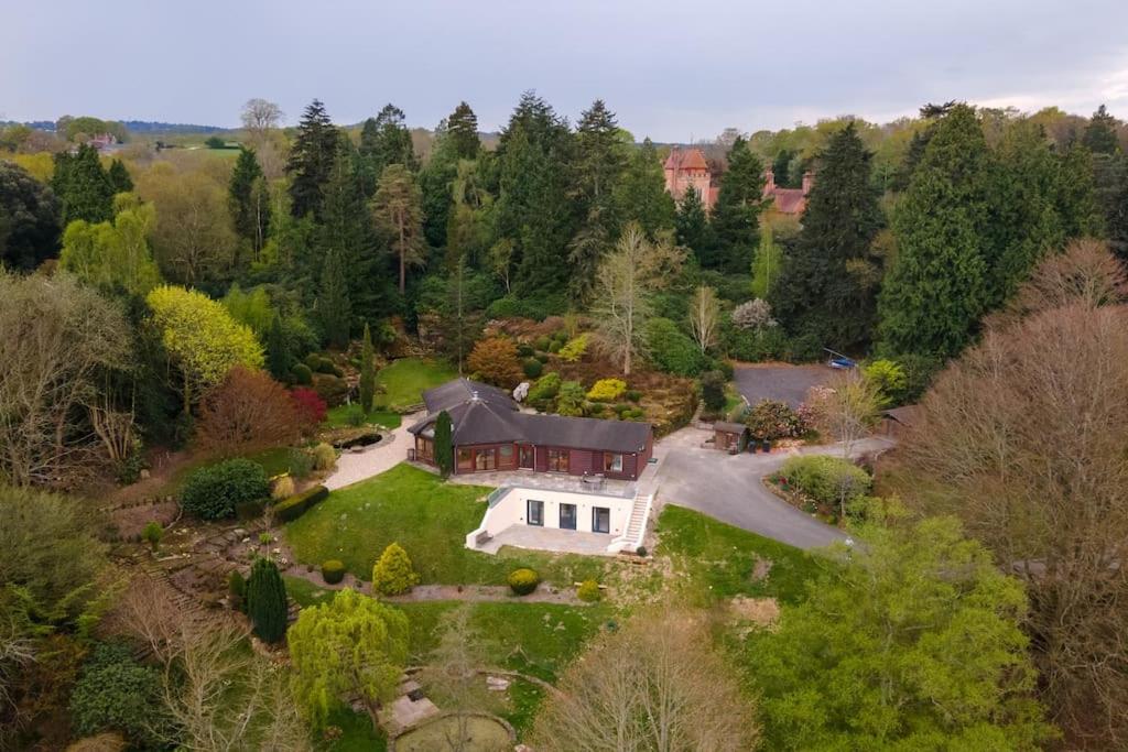 Modern country villa, stunning gardens and view, Royal Tunbridge Wells