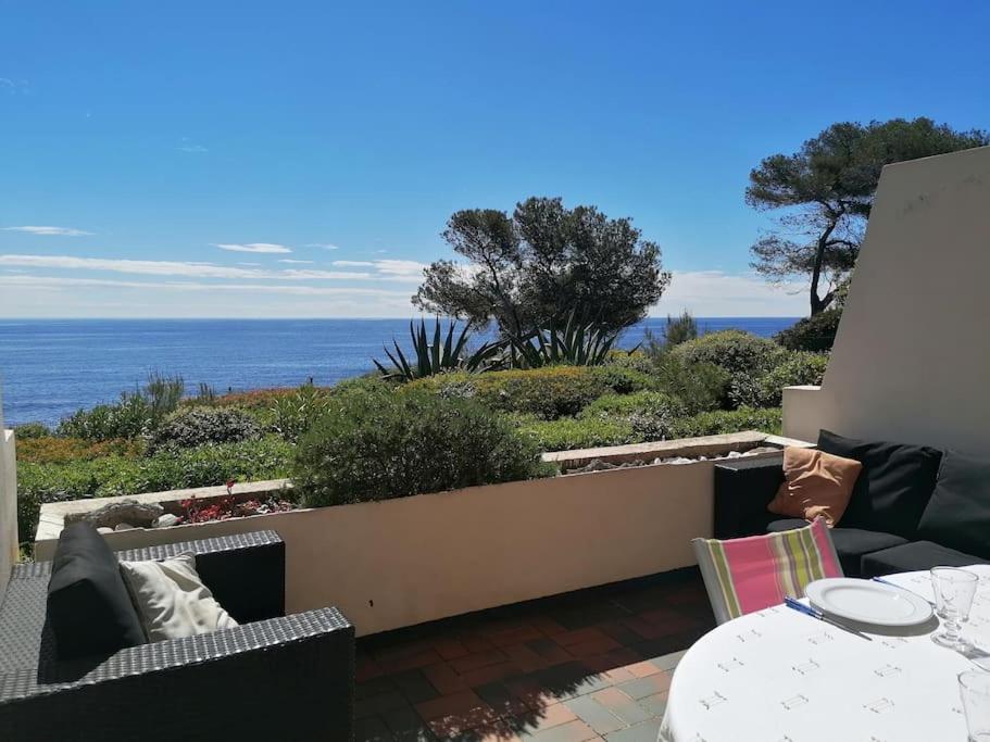 d'une terrasse avec vue sur l'océan. dans l'établissement Appartement Corail, vue plongeante sur la mer, à Fréjus