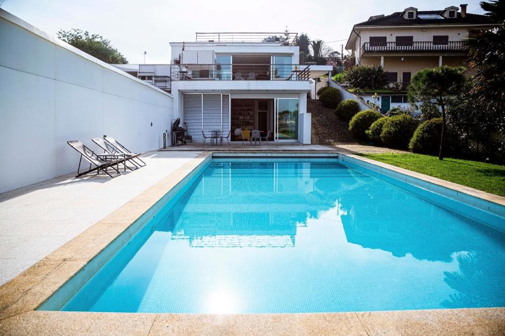 una piscina frente a una casa en Casa da Barra en Vila Nova de Gaia
