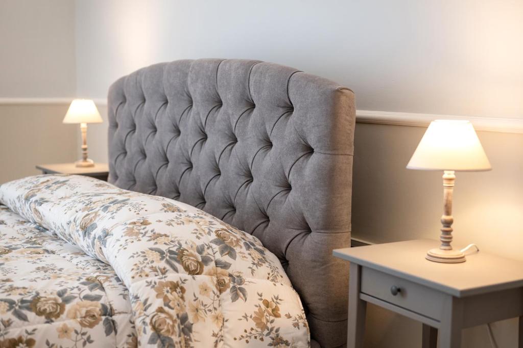 1 dormitorio con 1 cama y 2 mesas con lámparas en Orti del Duca, en Martina Franca
