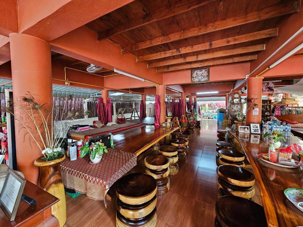 Restaurace v ubytování บ้านเรือนไทยมะลิเมืองเก่า