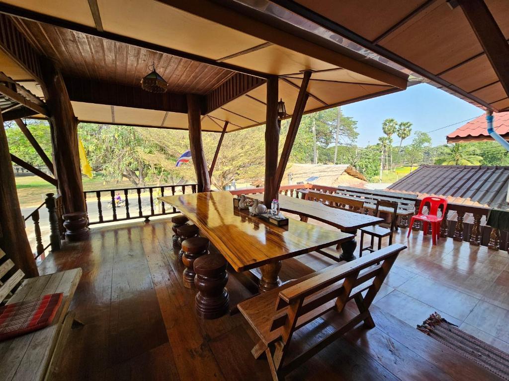 Balkón nebo terasa v ubytování บ้านเรือนไทยมะลิเมืองเก่า
