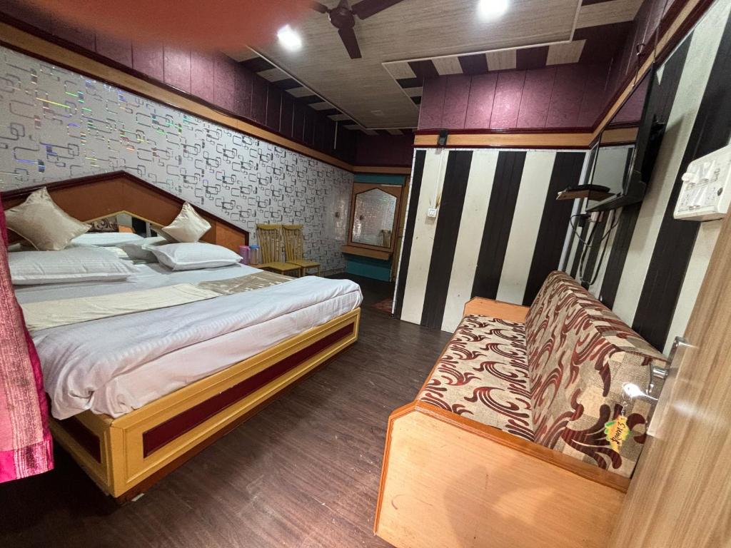 Ένα ή περισσότερα κρεβάτια σε δωμάτιο στο HOTEL NEELAM