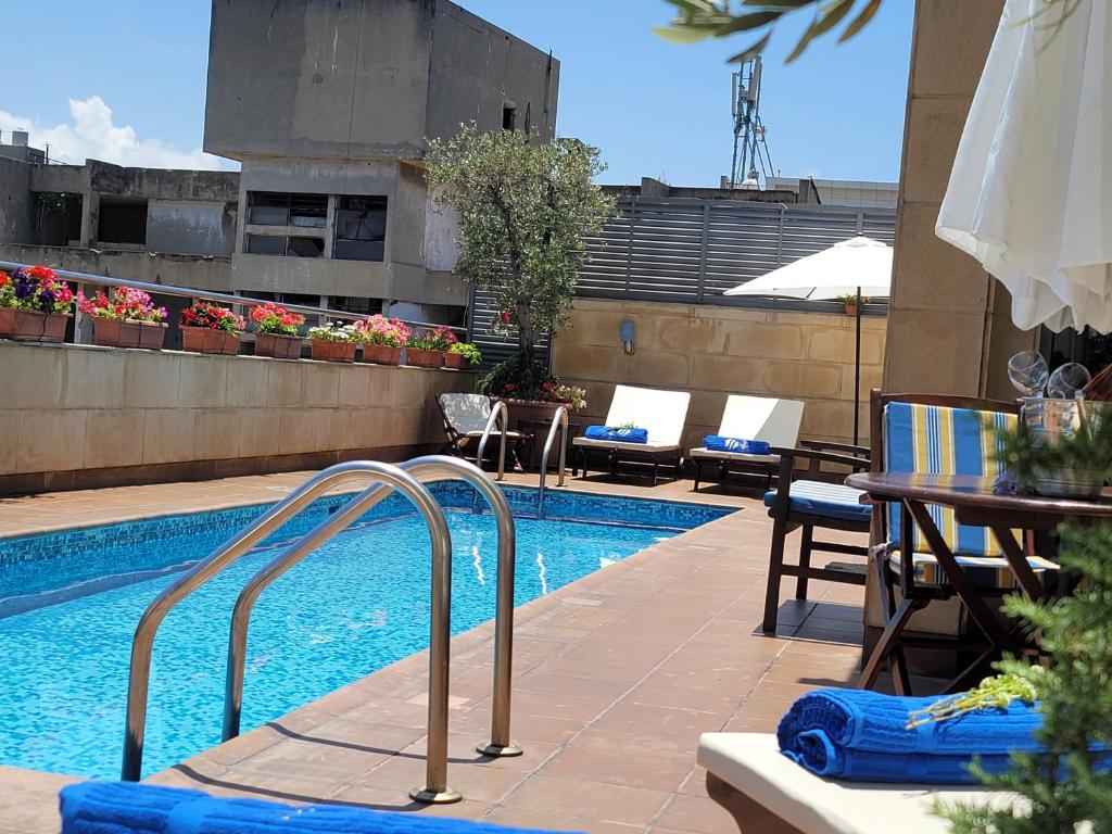 Bazén v ubytování Sky Suites nebo v jeho okolí