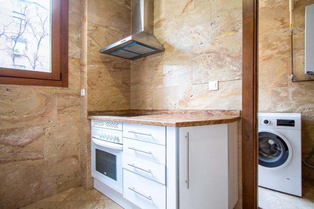 Kuchyň nebo kuchyňský kout v ubytování Apartamentos Villablino Arturo Soria
