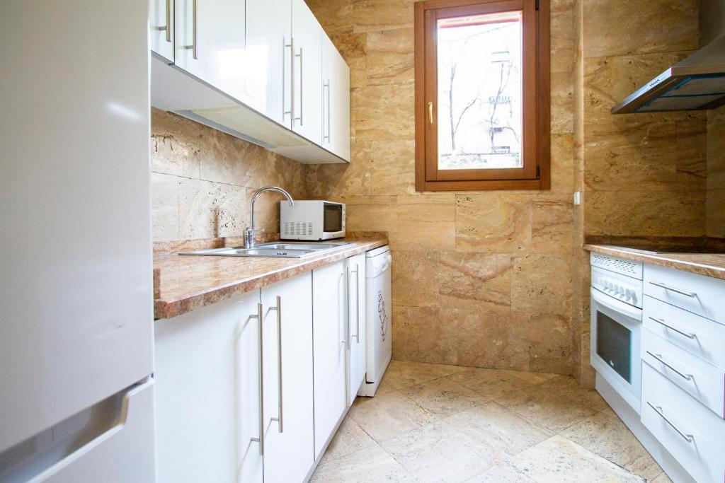 Kuchyň nebo kuchyňský kout v ubytování Apartamentos Villablino Arturo Soria