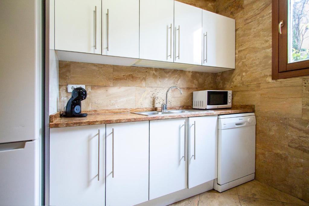 Kuchyň nebo kuchyňský kout v ubytování Apartamentos Villablino Arturo Soria