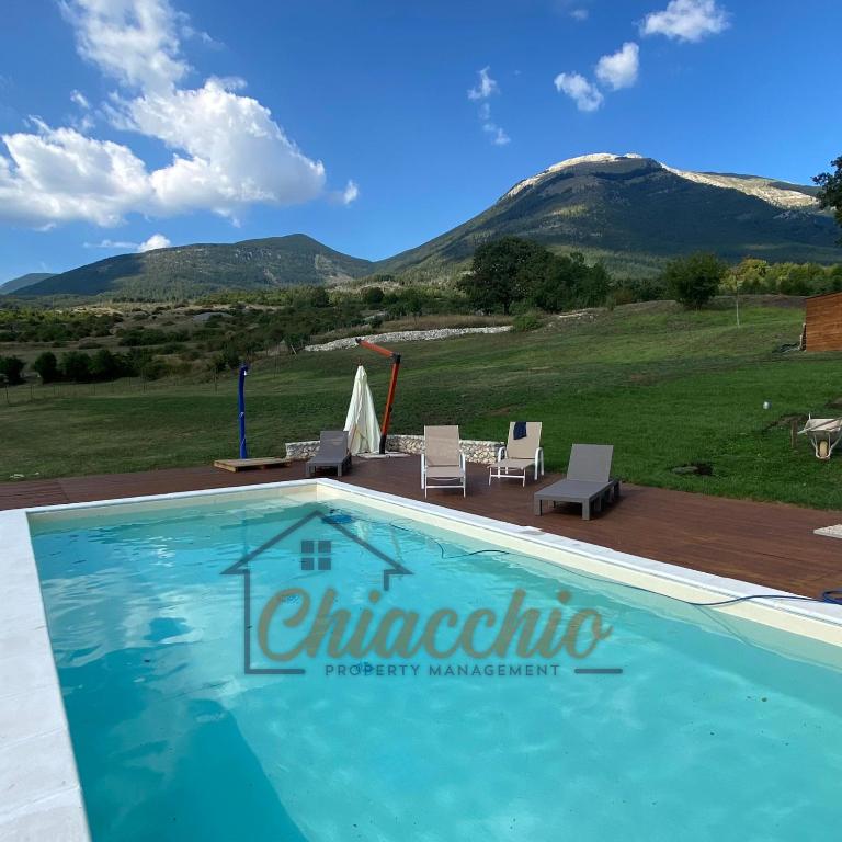 - une piscine avec vue sur la montagne dans l'établissement Villa La Macchia, à Collepardo