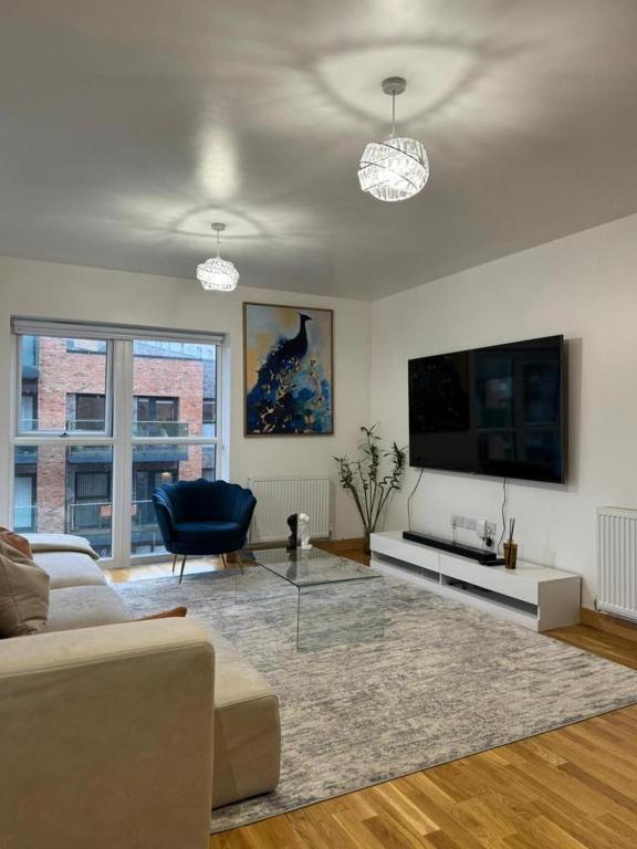 a living room with a couch and a flat screen tv at Stunning 2-Bed Apartment in Dartford in Dartford