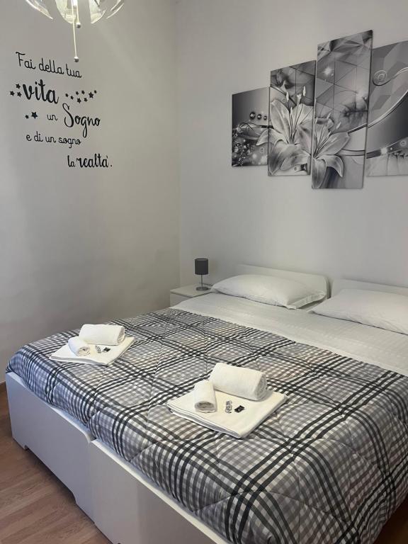 uma cama com duas bandejas em cima em Casa vacanze Il Pugnalone em Acquapendente