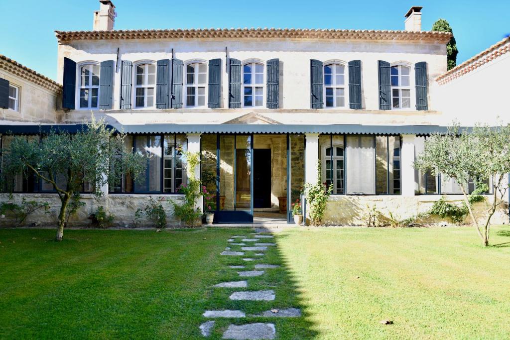 una grande casa con un prato davanti di La Maison du Mas de Peint a Arles